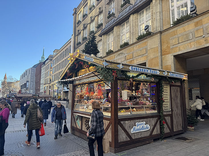 Geiers MandelKüche direkt vor dem ehemaligen C&A in der Kaufinger Straße  (©Foto.Martin Schmitz)